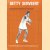 Betty serveert. Tennis instructie methode deel 3: Forehand volley (korte rechterslag); Backhand volley (korte linkerslag) door J.A. Arends e.a.