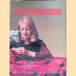 Groot zelfmaakmode boek. Alles over knippen, naaien en veranderen door C.C.J. Stoubendorff-Weddelink e.a.