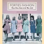 Forties Fashion: From Siren Suits to the New Look
Jonathan Walford
€ 12,50 Forties Fashion: From Siren Suits to the New Look
Jonathan Walford
€ 12,50