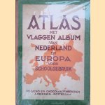 Atlas met vlaggen album van Nederland en Europa voor schoolgebruik door N.V. Cacao en Chocolaadfabrieken A. Driessen