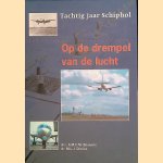 Op de drempel van de lucht: tachtig jaar Schiphol door A.M.C.M. Bouwens e.a.
