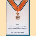 Van bijzondere verdiensten tot koninklijke onderscheiding door J.P. Kruimel e.a.