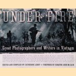 Under Fire: Great Photographers and Writers in Vietnam door Catherine Leroy