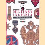 Identifying Military Insignia: The New Compact Study Guide and Identifier door William Fowler