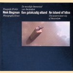 Een gelukzalig eiland: de westelijke binnenstad van Amsterdam in vijfentachtig kleurenfoto's = An island of bliss: The western innercity of Amsterdam  in eighty-five colour photographs door Nicolaas H. Biegman