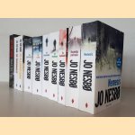 Harry Hole Thrillers: 1) Nemesis; 2) Dodelijk patroon; 3) De kakkerlak; 4) De verlosser; 5) De sneeuwman; 6) De schim; 7) Het pantserhart (7+3 paperbacks)
Jo Nesbo
€ 25,00