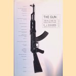 The Gun: The AK-47 and the Evolution of War door C. J. Chivers