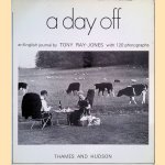 A Day Off: An English Journal by Tony Ray-Jones with 120 Photographs door Tony Ray-Jones