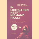 In lichtjaren heeft niemand haast: Een zoektocht naar meer ruimte in ons leven door Marjolijn van Heemstra