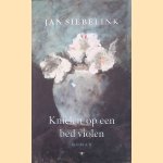 Knielen op een bed violen door Jan Siebelink