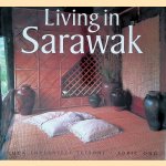 Living in Sarawak door Luca Invernizzi Tettoni e.a.