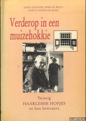 Schoorl, John & Wim de Wagt & Poppe de Boer (foto's) - Verderop in een muizehokkie. Twintig Haarlemse hofjes en hun bewoners