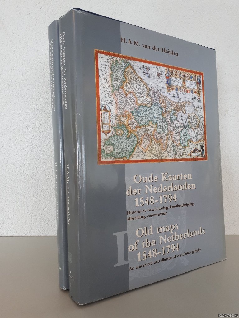 Heijden, H.A.M. van der - Oude kaarten der Nederlanden 1548-1794: Historische beschouwing, kaartbeschrijving, afbeelding, commentaar (2 delen) = Old Maps of the Netherlands 1548-1794: an annotated and illusrated cartobibliography (2 volumes)