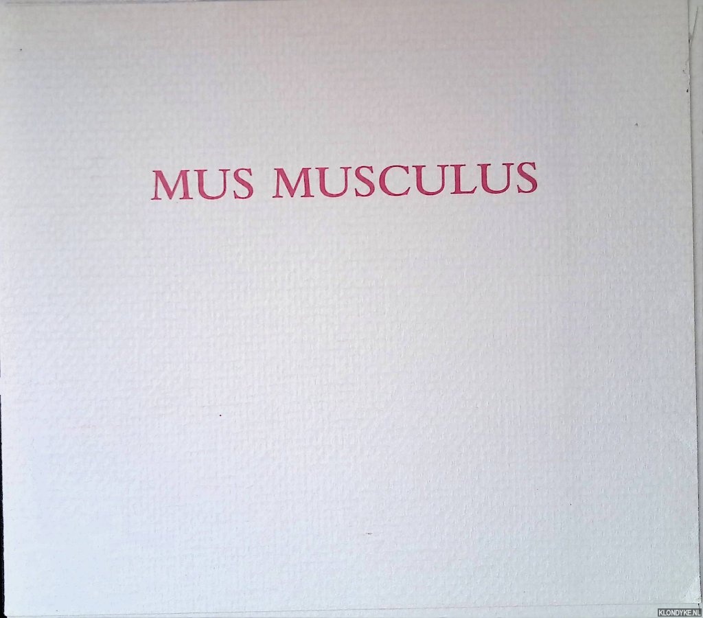 Laat, A.H.M. de - Mus musculus: De heruitgave van een in 1925 verschenen proefschrift ter ontbunseling van de historische identiteit, betekenis en reikwijdte van de huismuis maar vooral ter verkrijging van de graad van doctor aan de Universiteit van Vistjebjorg, Denemarken