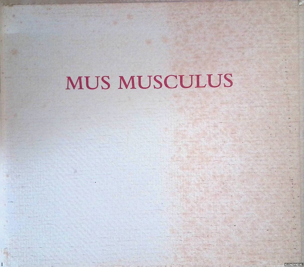 Laat, A.H.M. de - Mus musculus: De heruitgave van een in 1925 verschenen proefschrift ter ontbunseling van de historische identiteit, betekenis en reikwijdte van de huismuis maar vooral ter verkrijging van de graad van doctor aan de Universiteit van Vistjebjorg, Denemarken